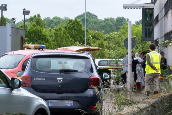 Deux agents pénitentiaires ont été tués mardi 14 mai lors d'une attaque violente de leur fourgon dans l'Eure. Le détenu, un trafiquant de stupéfiants, est en cavale.