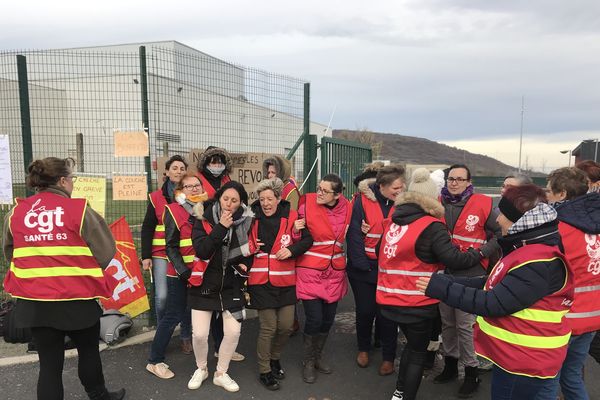 Les personnels de la crèche à Cébazat (Puy-de-Dôme) sont entrés en grève sans préavis et illimitée ce lundi 16 décembre.