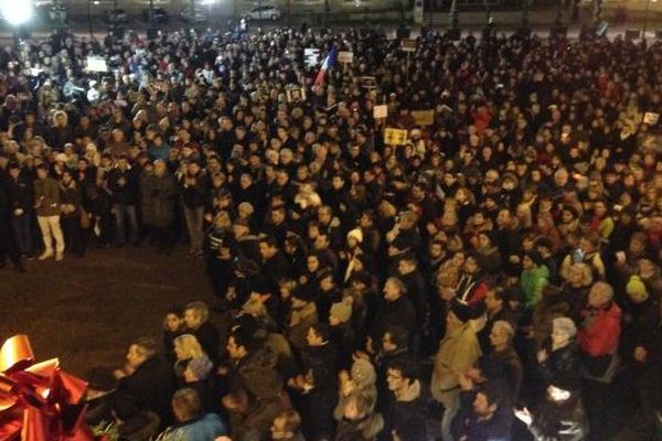 3.300 personnes devant la mairie d'Aix-les-Bains