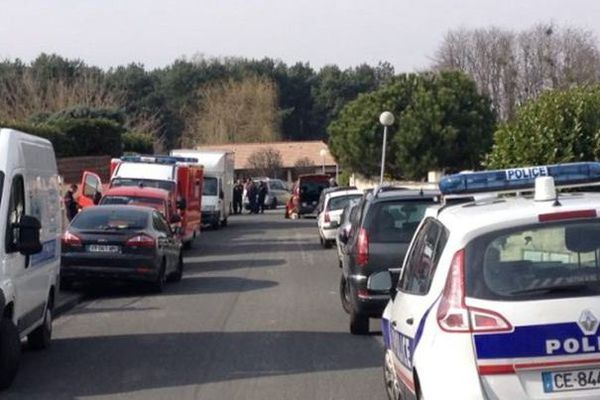 la zone pavillonnaire de la rue la grange à Lormont bouclée par la police