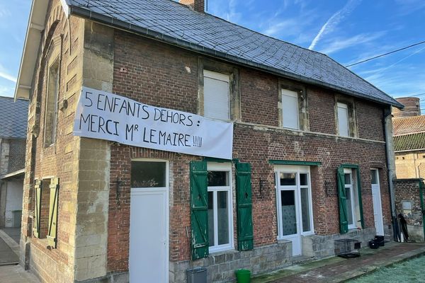 Les deux agents vont devoir quitter cette maison car leurs CDD ne sont pas renouvelés.