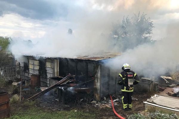 Un incendie dans un cabanon de jardin du quartier Monplaisir à Angers a provoqué un important dégagement de fumée.