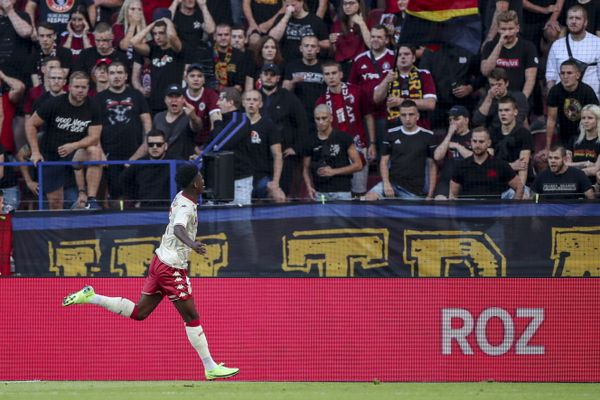 A ce moment du match, (la 37e minute) Tchouaméni s'est plaint de cris de singe à son encontre lorsqu'il était en train de fêter son but, le premier de la rencontre.
