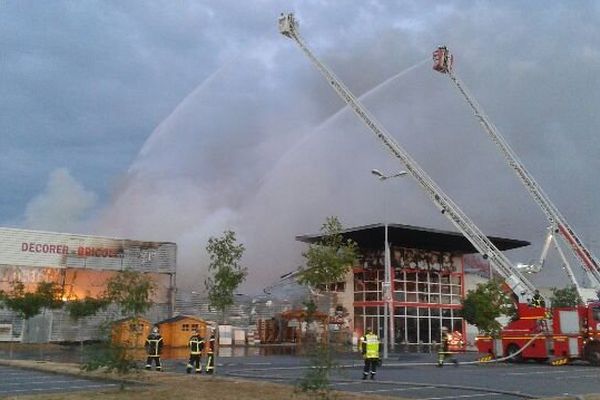 Incendie chez Mr Bricolage à Bain de Bretagne (35)