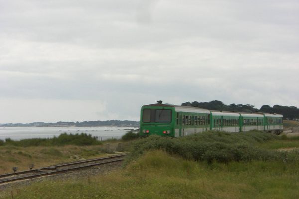 Chaque été, entre dunes et mer, ce train des sables emmène les touristes entre Auray et Quiberon pour désengorger les routes de la presqu'ile.