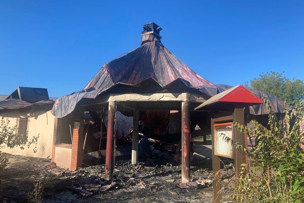 L'ancien restaurant "Courtepaille" de Besançon, désaffecté depuis plus d'un an, a été incendié dans la nuit du samedi 14 au dimanche 15 septembre