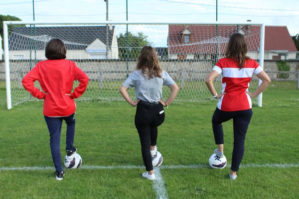 (De gauche à droite) Loane, Laurine et Sophie, trois générations de footballeuses à Jargeau. 