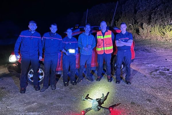 Une recherche rondement menée : grâce à leur drone, les pompiers d'Aniane, dans l'Hérault, ont mis moins d'un quart d'heure à retrouver un promeneur perdu dans la forêt en pleine nuit, lundi soir.