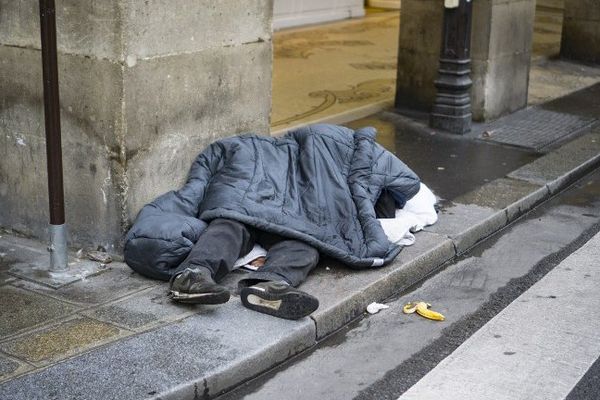 Un homme sans-abri dormant dans la rue à Paris le 8 janvier. Photo d'illustration.