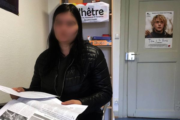 Kamela Imeri a fui l'Albanie, avec son mari, à cause du climat homophobe et de son engagement auprès d'une association LGBT.