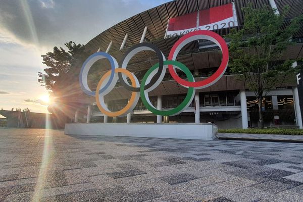 Les anneaux des Jeux Olympiques devant le stade à Tokyo.