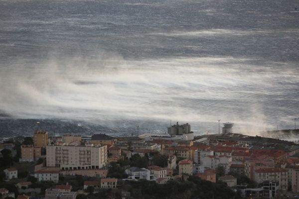 Le 17 janvier 2017, la ville de Bastia est balayée par une tempête, paralysant l’activité portuaire. 