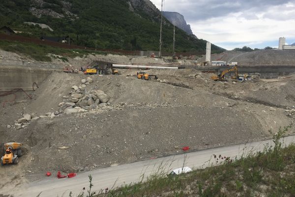 Près de Saint-Jean-de-Maurienne, en bordure de l'A43, les chantiers du tunnel de base du Lyon-Turin sont estimés à 8,5 milliards d'euros.