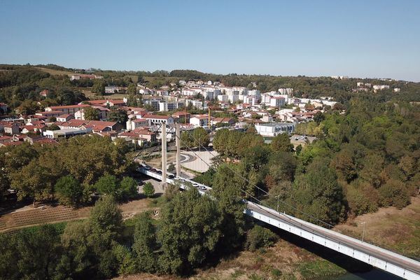 Le pont de Vernaison (Rhône) vu de haut, avec ses haubans ...  