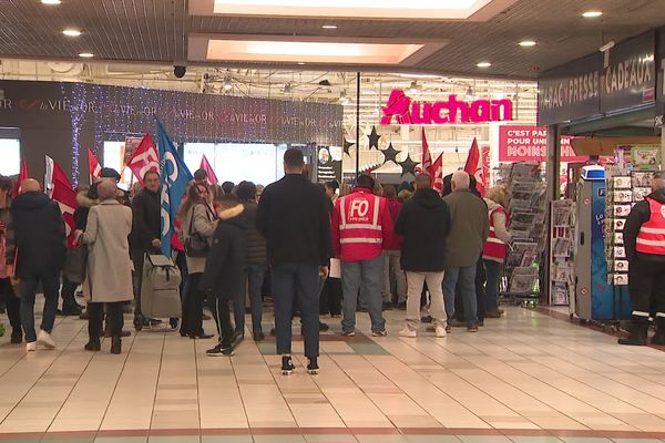 Des salariés de l'hypermarché Auchan d'Aubière, près de Clermont-Ferrand, manifestent pour la sauvegarde de leurs emplois.