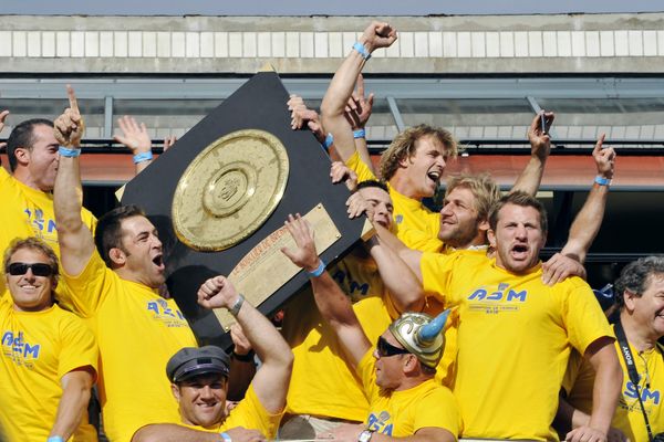 Comme ce fut le cas en 2010 (photo) les joueurs de l'ASM présenteront le Bouclier de Brennus aux supporters, place de Jaude, lundi 5 juin vers 17Heures. Le Trophée a quitté Paris en milieu de journée, direction Clermont-Ferrand.