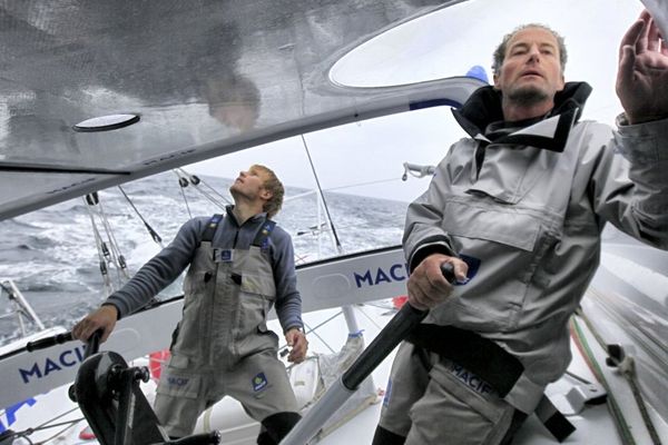 François Gabart (à g.) et Michel Fesjoyaux (à d.) à bord de leur 60 pieds de classe Imoca