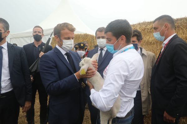 Le Président de la république Emmanuel Macron est allé à la rencontre les jeunes agriculteurs à l'exposition Terres de Jim.