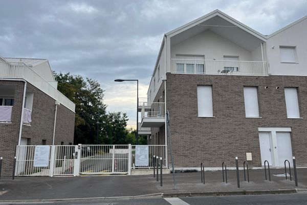 C'est au 40 et 42 de la rue Brimontel à Reims, dans ces immeubles tout neufs, qu'un incendie s'est déclaré dans le parking sous-terrain.