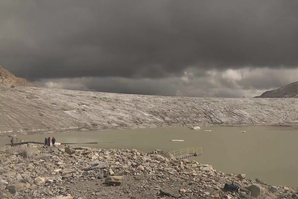 Le lac du Rosolin, en Savoie, s'est formé du fait de la fonte du glacier de la Grande Motte, dont l'épaisseur diminue de trois mètres par an en moyenne.