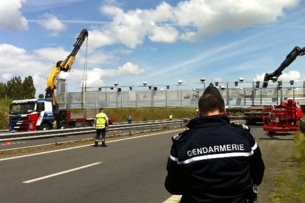 La RN 176 coupée pendant le démontage du portique écotaxe de Jugon-les-Lacs