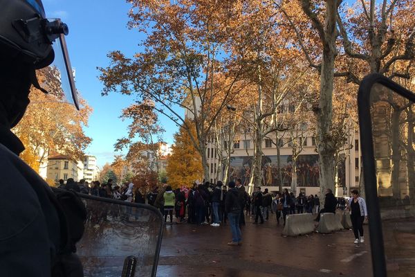 "De nouveaux incidents ont éclaté aux abords de plusieurs lycées, ce vendredi 7 décembre, et donné lieu à 17 interpellations principalement dans l'est lyonnais. (3083993)"