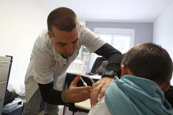 L'ARS invite fortement à se faire vacciner, et cible celles et ceux qui se rendent dans les lieux de vie nocturnes du centre-ville de Strasbourg ainsi que leurs professionnels.