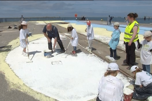 Les jeunes Cherbourgeois participent à la réalisation d'une fresque géante en l'honneur du Tour de France