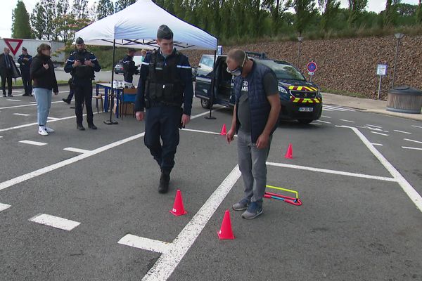 Les gendarmes de Mayenne ont sensibilisé des centaines de conducteurs volontaires ce samedi 5 août au péage de la Gravelle sur l'A81. L'objectif : réduire les risques d'accident en ce week-end de forte affluence.