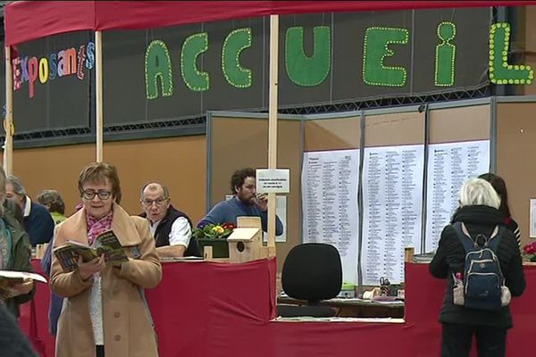 L'accueil du salon Primèvre, rendez vous incontournable de l'écologie. 35 000 visiteurs étaient attendus ce week-end à Eurexpo à Lyon. Un groupe d'individus a saccagé le stand des élus EELV de la Métropole qui dénoncent cette attaque par voie de communiqué.