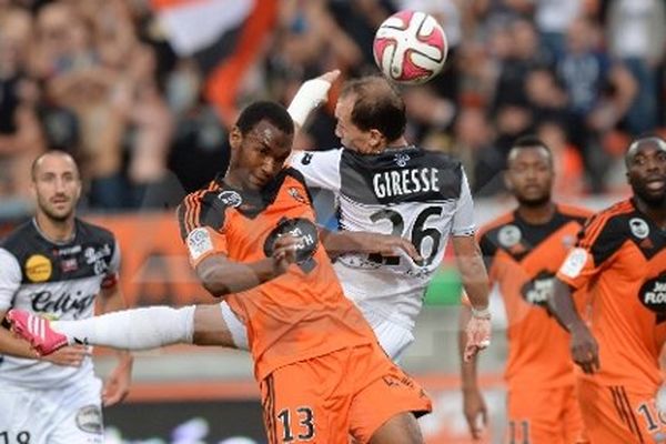 Lorient / Guingamp (4eme journée de Ligue 1) Le joueur de Guingamp Thibault GIRESSE (à droite) opposé au joueur de Lorient Raffidine ABDULLAH (à gauche)