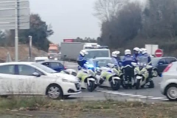 Les policiers se sont installés un temps sur le rond-point de la Porte d'Armor à Saint-Herblain.