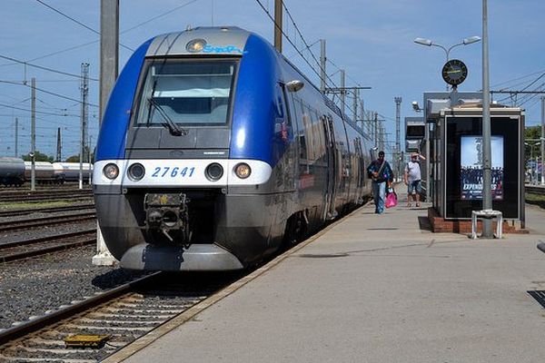 Train au départ de la gare de Narbonne