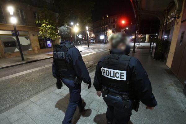 Patrouille de la Police nationale de nuit dans les rues de Toulouse, octobre 2020.  