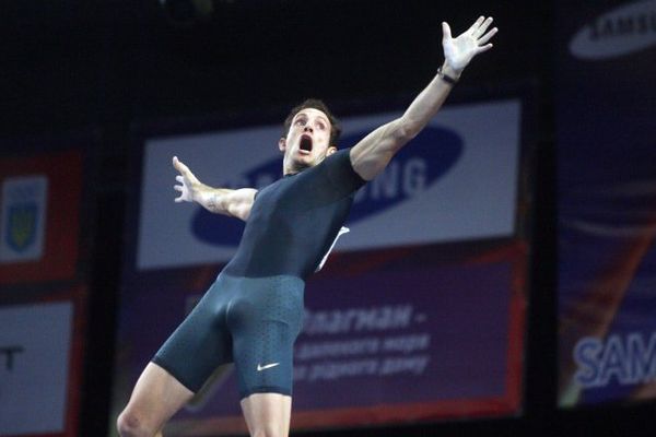 Renaud Lavillenie, le 15 février 2013 à Donestk (Ukraine), a battu le record du monde de saut à la perche en passant une barre à 6,16 mètres.