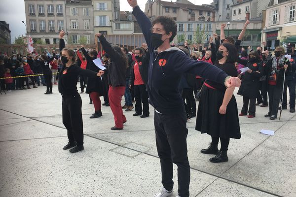 A Limoges, pour le 1er mai, les intermittents et précaires qui occupent le théâtre de l'Union ont créé une surprise chorégraphiée 