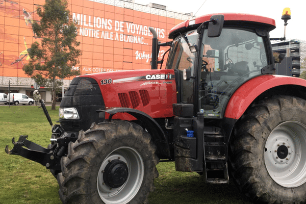 Les tracteurs sont devant l'aéroport