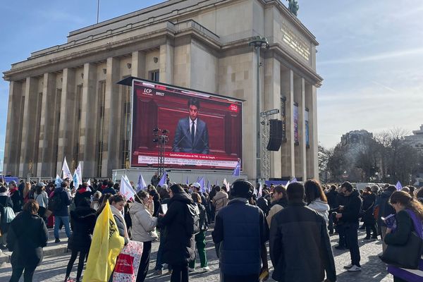 Les débats et le vote du Congrès retransmis sur écran géant au Trocadéro ce lundi 4 mars.