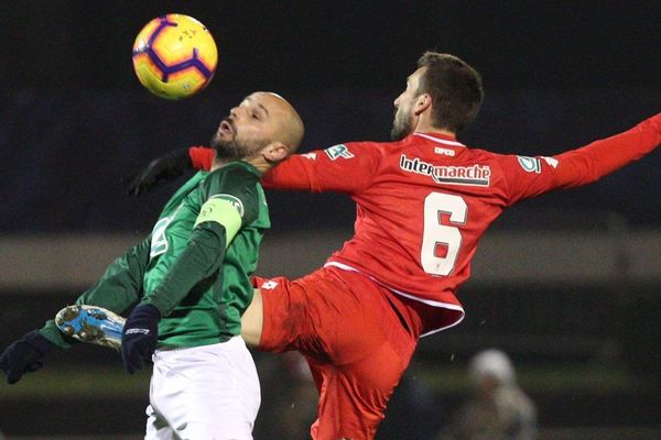 Le capitaine de Schiltigheim Benjamin Genghini et ZZ de Dijon lors de la rencontre de 32e de finale de la Coupe de France de football au stade de l'Aar à Schiltigheim