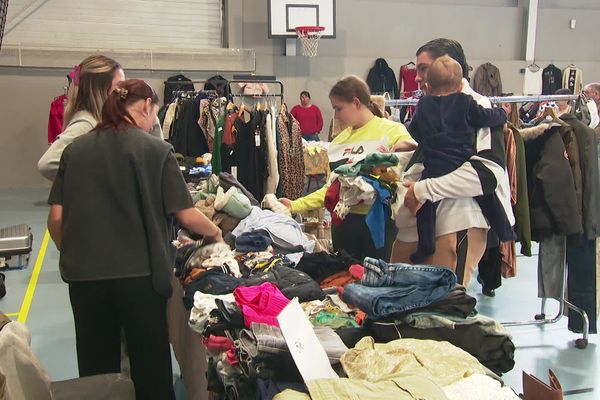 Le vide-dressing était organisé par la CAB et le Syvadec.