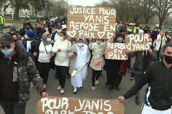 "Justice pour Yanis, repose en paix" sur une pancarte, lors de la marche blanche.