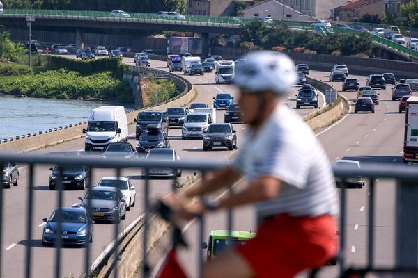 L’agglomération de Valence est traversée du nord au sud par l’autoroute A7 avec des dizaines de milliers de véhicules chaque jour. Un projet d'amménagement de l'autoroute pour construire des écrans réducteur de bruit et sécuriser les passerelles de franchissement de l'axe a été annoncé par les autorités le 13 décembre 2024.