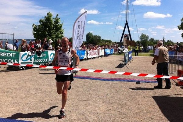 Franck Parise d'Aix-en-Othe, arrive en 2h42'37 sur la base nautique de Giffaumont 