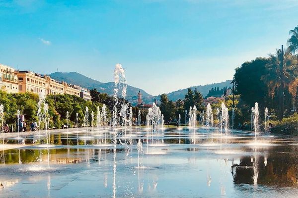 Le miroir d'eau à Nice offre une surface de 3 000 mètres carrés.