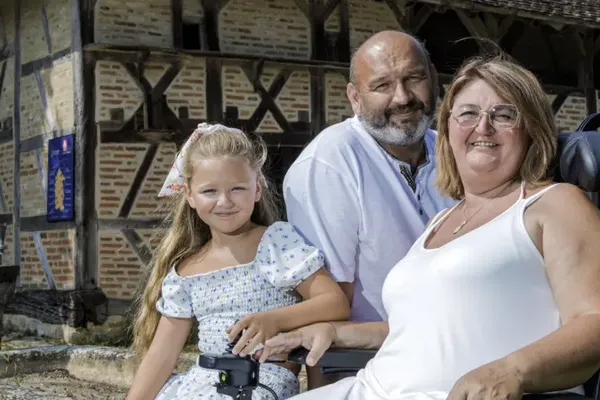 Sandrine Lazartigues est accompagnée quotidiennement dans son combat par son mari Olivier et ses enfants.