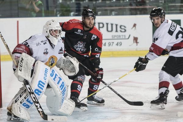 Jimmy Darier (Chamonix), Matthias Terrier (Bordeaux), Numa Besson (Chamonix) lors du match contre Chamonix. 