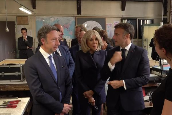 Emmanuel Macron, Brigitte Macron et Stéphane Bern en visite aux Ateliers Lorin