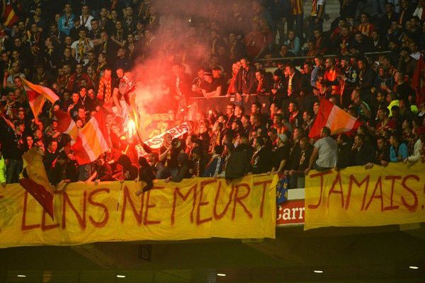 Les supporters lensois lors d'un match contre le LOSC, le 3 mai 2015.