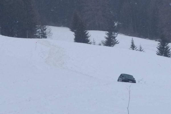 Une voiture bloquée dans la neige au col du Mont Cenis ce vendredi 12 février 2021.