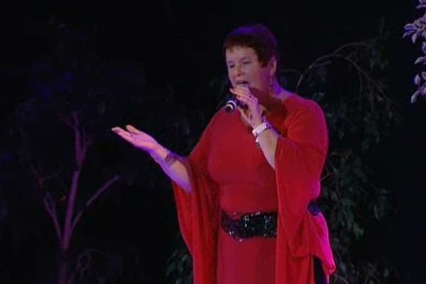 Passionnée de chant, elle a séduit le public et le jury sur un air de Piaf. Mais c'est aussi pour toutes ses autres qualités qu'elle a été élue Super Mamie Auvergne 2013. Evelyne JEZEQUEL, une clermontoise de 53 ans, a remporté le titre samedi après-midi à, Ceyrat (Puy-de-Dôme).